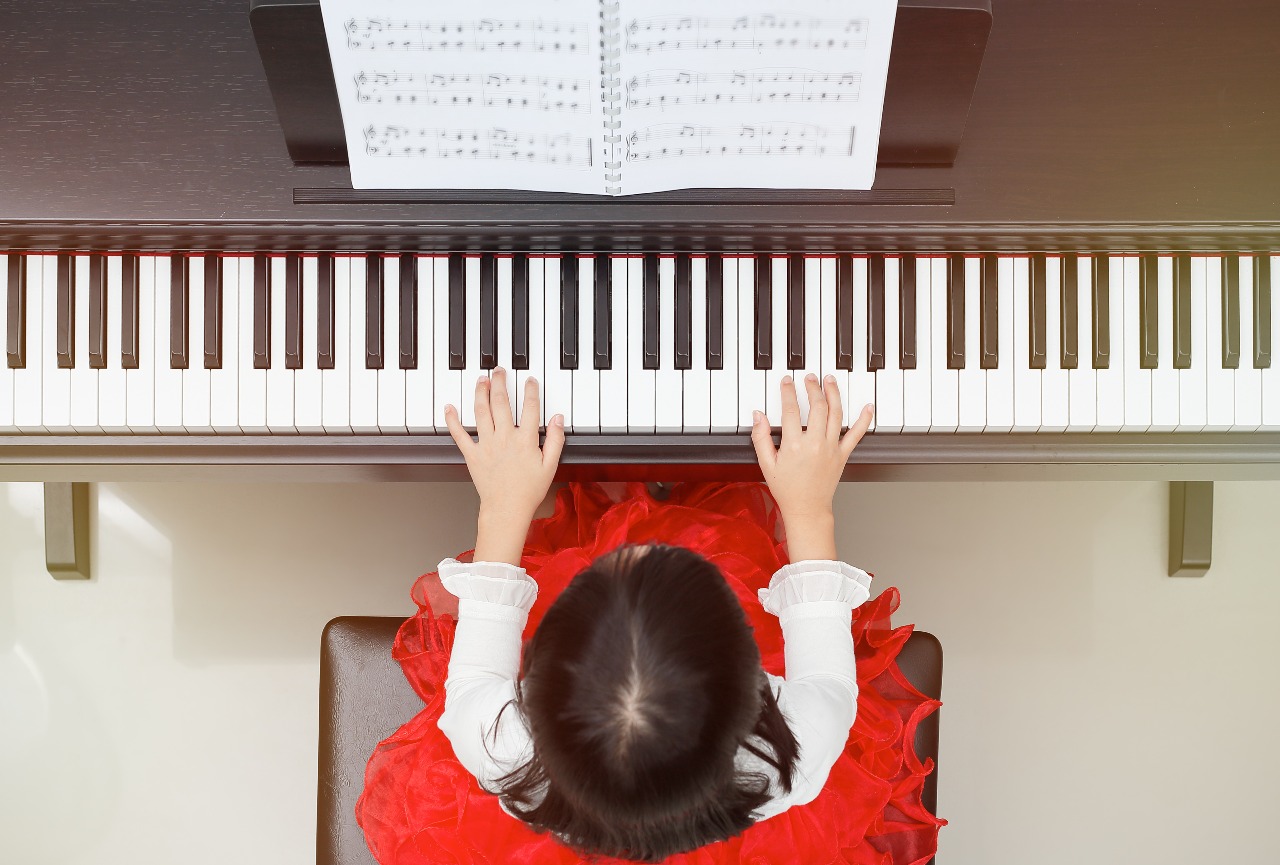tocando piano